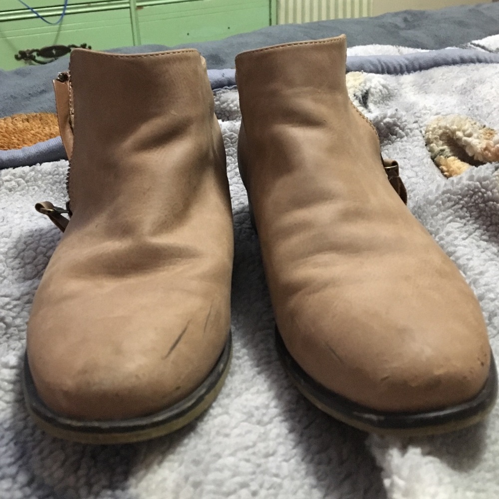 There Are Also Some Really Good Boots To Wear It’s Got A Little Scratch On Them